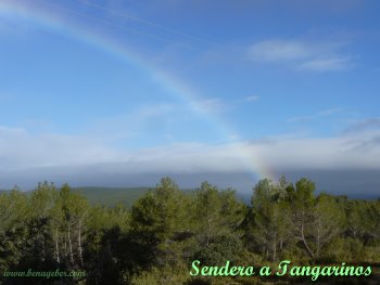 Ejercicio del Senderismo. Nos sorprende el Arco Iris haciendo el Sendero a Tangarinos